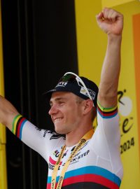 Belgický cyklista Remco Evenepoel vyhrál první ze dvou časovek na Tour de France a po sedmi etapách stáhl ztrátu na vedoucího Slovince Tadeje Pogačara, který dnes dojel druhý, z 45 na 33 sekund