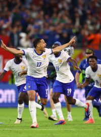 Francouzští fotbalisté porazili ve druhém čtvrtfinále mistrovství Evropy v Hamburku Portugalsko po bezbrankovém průběhu 5:3 na penalty a v úterý budou hrát v Mnichově se Španělskem o postup do finále