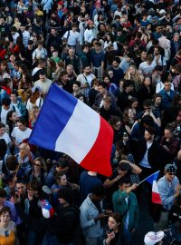 Předčasné volby ve Francii skončily překvapivým vítězstvím levicového bloku