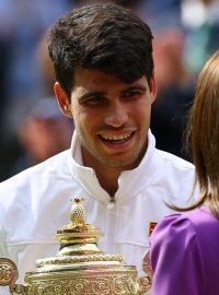 Trofej pro vítěze Wimbledonu předala Carlosovi Alcarazovi princezna Kate