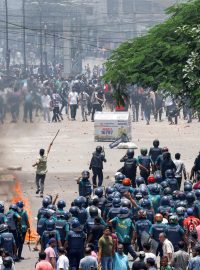 Střet policie a demonstrantů v Bangladéši