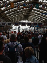 Lidé čekají na nádraží Gare de Lille-Flandres po sérii žhářských útoků na francouzské vysokorychlostní vlakové síti