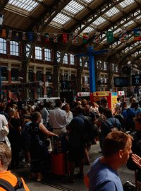 Lidé čekají na vlakovém nádraží Gare de Lille-Flandres po sérii koordinovaných akcí na francouzské vysokorychlostní vlakové síti, které přinesly velké narušení