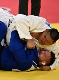 Judista Lukáš Krpálek v olympijském osmifinálovém boji se soupeřem z Japonska