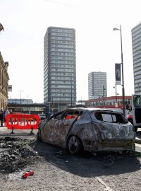 Odstraňování ohořelého auta po nočních násilných demonstracích proti imigrantům v britském Sunderlandu, 3. srpna 2024