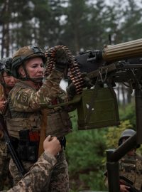 Příslušnice jednotky „čarodějnic z Buči“ s kulometným dvojčetem