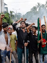 Demonstranti obsadili ulici během protestu požadujícího odstoupení bangladéšské premiérky Šajch Hasíny Vadžínové po protestech studentů proti reformě kvót, Dháka, Bangladéš, 4. srpna 2024