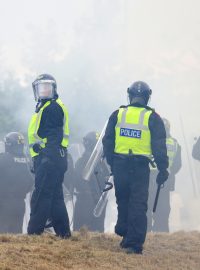 Policisté během protiimigračního protestu v britském Rotherhamu