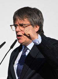 Katalánský expremiér Carles Puigdemont dorazil do Barcelony, promluvil na demonstraci