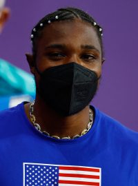 Americký sprinter Noah Lyles přišel před finále závodu na 200 metrů na stadion v respirátoru