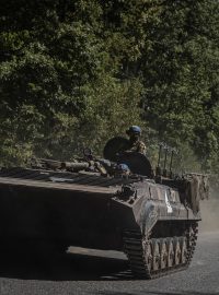 Příslušníci ukrajinské armády na bojovém vozidle pěchoty BMP-1 uprostřed ruského útoku na Ukrajinu nedaleko ruských hranic v Sumské oblasti na Ukrajině 9. srpna 2024