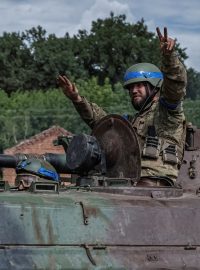 Ukrajinští vojáci jedou na bojovém vozidle pěchoty BMP-1 u ruské hranice