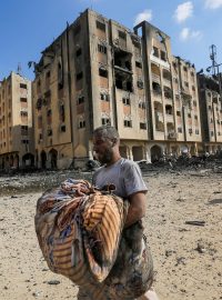 Palestinci u budov zasažených izraelskými údery ve městě Hamad v Chán Júnisu na jihu pásma Gazy (fotografie z 11. srpna 2024)