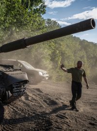 Ukrajinský voják u tanku poblíž hranic v Sumské oblasti na Ukrajině