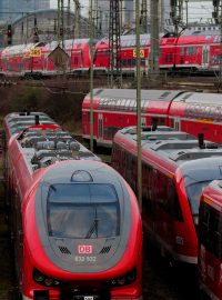 Vlaky dopravce Deutsche Bahn u frankfurtského hlavního nádraží