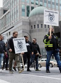 Odboráři ze svazu Teamsters protestují u sídla společnosti Canadian National Railway v Montrealu