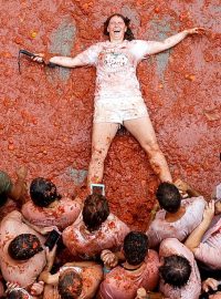 Účastnice festivalu La Tomatina v Buňolu