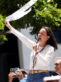 Vůdkyně venezuelské opozice María Corina Machadová hovoří během protestu proti výsledkům voleb, které vyhlásila vláda prezidenta Nicoláse Madura poté, co byl prohlášen vítězem voleb