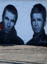 Členové kapely Oasis Liam and Noel Gallagherovi nakreslení na stěně v Manchesteru