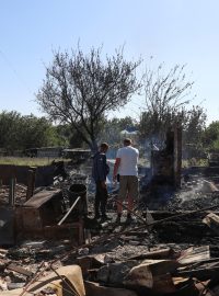 Obyvatelé stojí na místě budovy zničené ruským vojenským úderem během ruského útoku na Ukrajinu ve vesnici Jampil v Sumské oblasti na Ukrajině 6. září