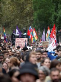 Francouzi protestují proti volbě nového pravicového premiéra Barniera