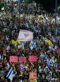 Lidé se účastní demonstrace v Tel Avivu proti vládě izraelského premiéra Benjamina Netanjahua a vyzývají k propuštění rukojmích v Gaze uprostřed konfliktu mezi Izraelem a Hamásem