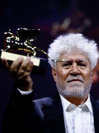 Režisér Pedro Almodovar drží Zlatého lva za nejlepší film za film „The Room Next Door“ během slavnostního zakončení 81. ročníku filmového festivalu v Benátkách