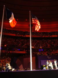 Na slavnostvím zakončení předala Paříž paralympijskou štafetu Los Angeles