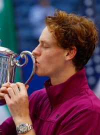 Jannik Sinner s trofejí pro vítěze US Open