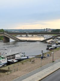 V saské metropoli Drážďanech se zřítila část mostu Carolabrücke přes Labe