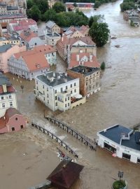 Záběry z dronu ukazují polské město Klodzko ponořené pod vodou po silných povodních