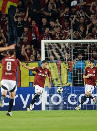 Fotbalisté Sparta slaví gól Qazima Laciho do sítě Salcburku