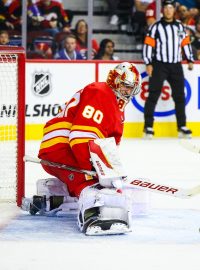 Brankář Calgary Flames Daniel Vladař v přípravném utkání