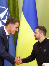 Nový generální tajemník NATO Mark Rutte a ukrajinský prezident Volodymyr Zelenskyj