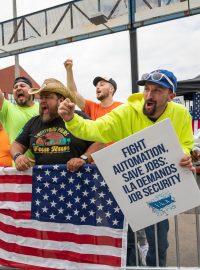 Protestující zaměstnanci kontejnerového terminálu Red Hook v New Yorku