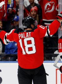 Hokejista Ondřej Palát slaví první gól New Jersey Devils v zápase NHL v Praze