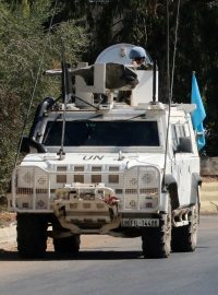 Vozidla mírových sil OSN (UNIFIL) v Marjayounu u hranic s Izraelem na jihu Libanonu (fotografie z 9. srpna 2024)