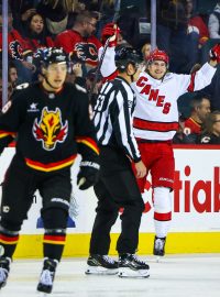 Martin Nečas se raduje ze vstřeleného gólu v zápase Caroliny proti Calgary