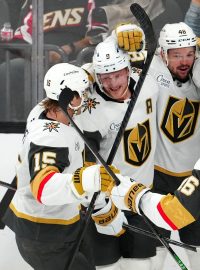 Český útočník Tomáš Hertl se raduje se spoluhráči z Vegas Golden Knights ze vstřeleného gólu proti Ottawě