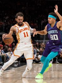 Trae Young z Atlanty Hawks (vlevo) v zápase NBA proti Charlotte Hornets