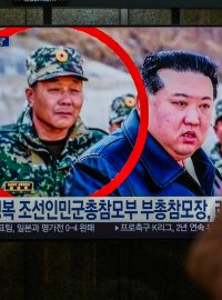 Tříhvězdičkový generál Kim Jong Bok v blízkosti severokorejského vůdce Kim Čong-una