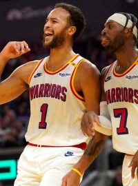 Kyle Anderson (1) a Buddy Hield (7) z Golden State Warriors