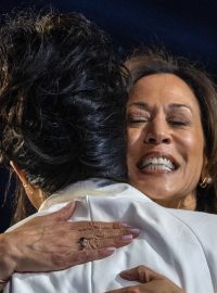 Kamala Harrisová s interpretkou Cardi B ve Wisconsinu