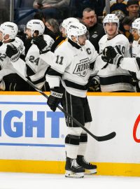 Kapitán LA Kings Anže Kopitar (11) oslavuje gól se svými spoluhráči