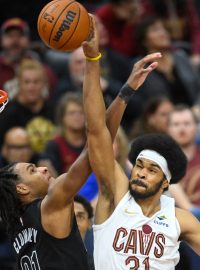 Jarrett Allen z Clevelandu Cavaliers skóruje v zápase s Brooklynem Nets