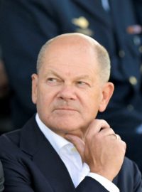 Německý kancléř Olaf Scholz (vpravo) a ministr obrany Boris Pistorius (vlevo)