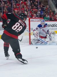 Martin Nečas v dresu Caroliny Hurricanes proti New York Rangers