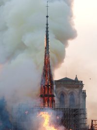 Pohled na věž v plamenech a pohled na novou věž katedrály Notre-Dame