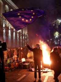 Vstup do EU má Gruzie jako svůj cíl zakotvený v ústavě. Premiér Irakli Kobachidze ale ve čtvrtek prohlásil, že země sice bude pokračovat ve snahách připojit se k EU, ale „otázku otevření jednání s EU nezařadí na pořad dne do roku 2028“. Vládní strana se tak rozhodla vzhledem ke „kaskádám urážek“ ze strany sedmadvacítky