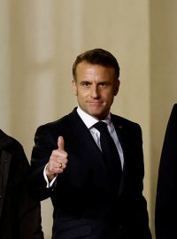 Při slavnostní mši se setkali například (zleva) ukrajinský prezident Volodymyr Zelenskyj, francouzský prezident Emmanuel Macron a vítěz amerických prezidentských voleb Donald Trump